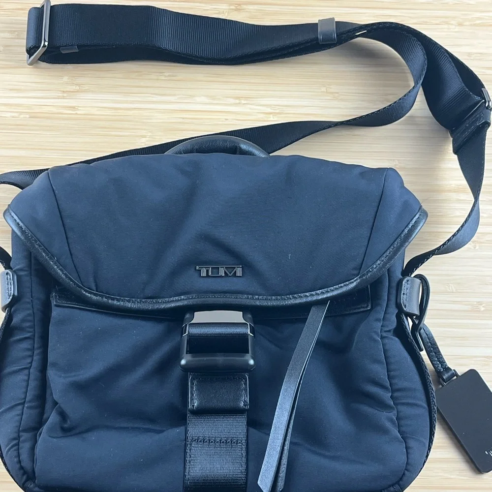 Tumi Unisex 79011NVY Shoulder Bag Blue Black Nylon Leather NEW - Picture 2 of 9